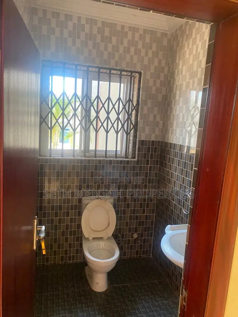 5bdrm House in Skm, Spintex for sale