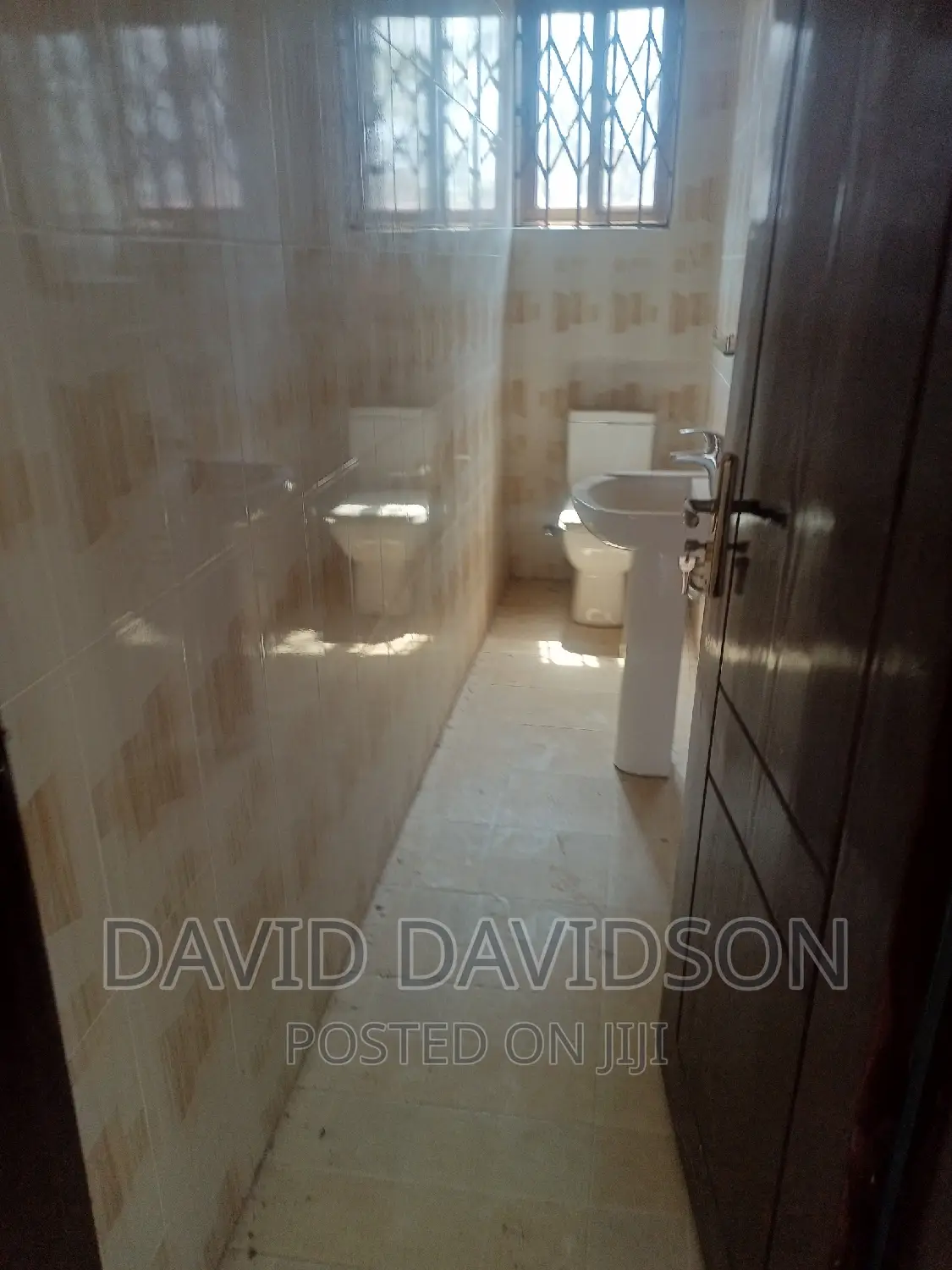 5bdrm Mansion in Executive Newly, Tema Metropolitan for rent