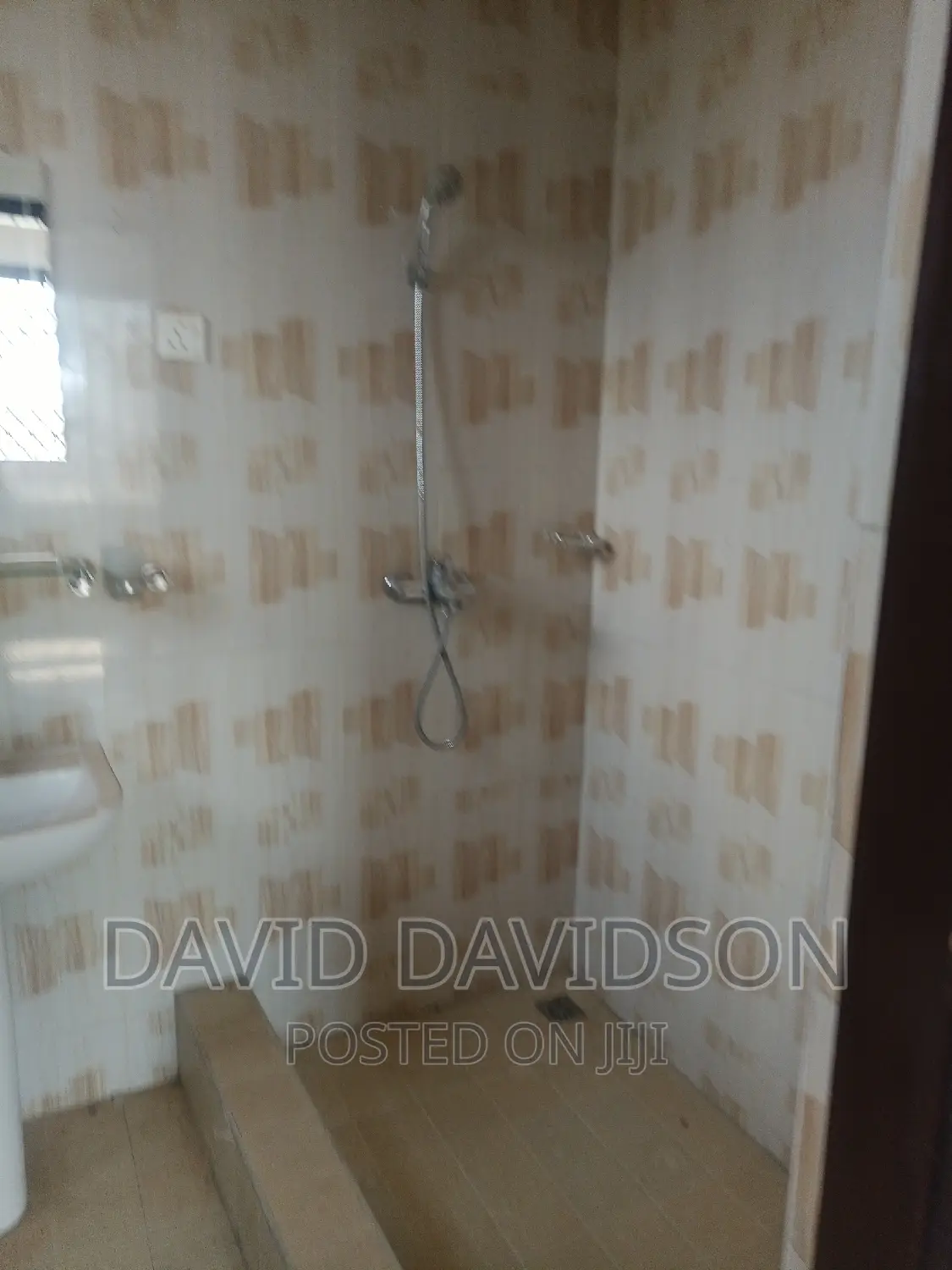 5bdrm Mansion in Executive Newly, Tema Metropolitan for rent