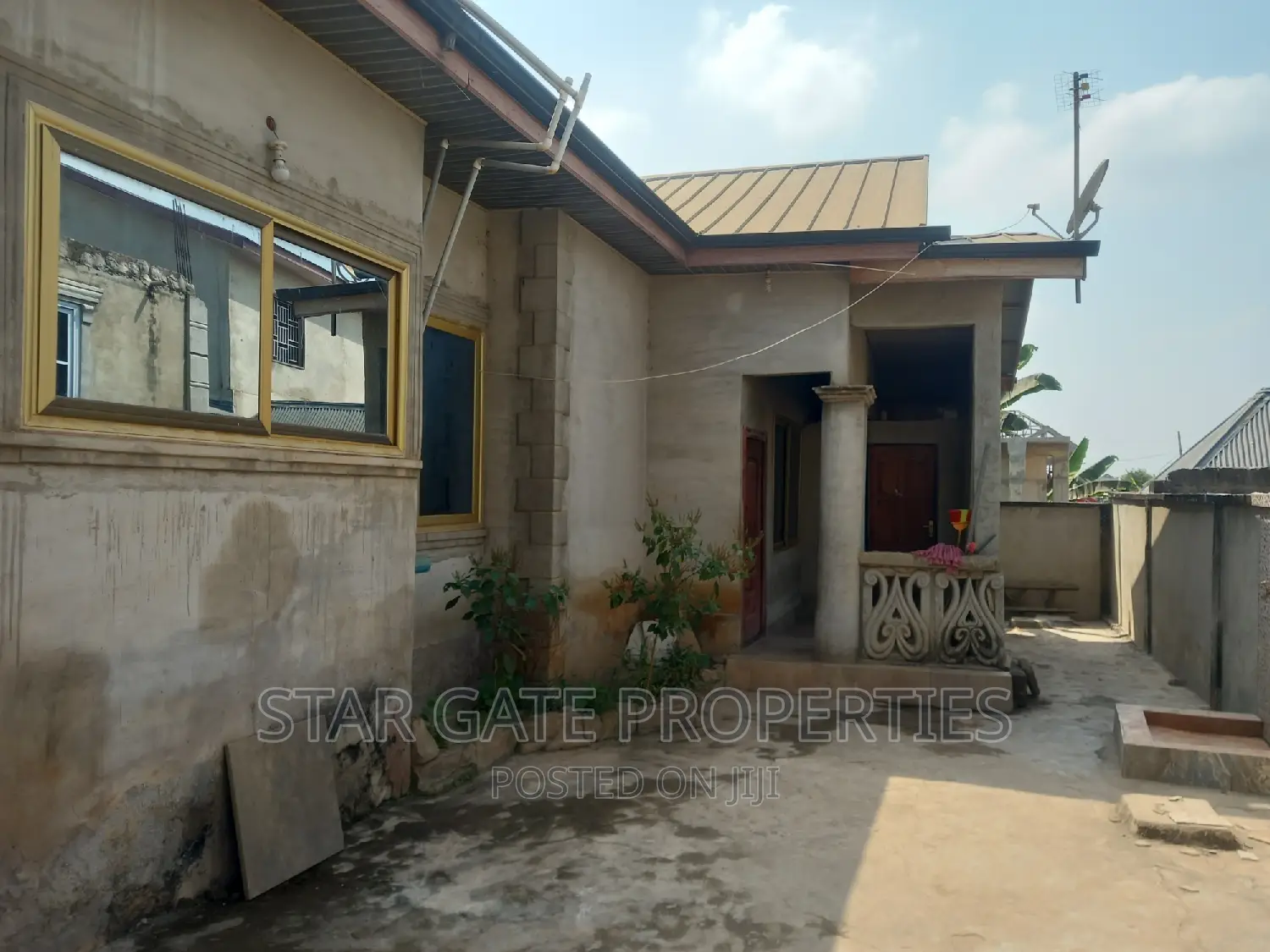 8bdrm House in Kenyasi Abrem, Kumasi Metropolitan for sale