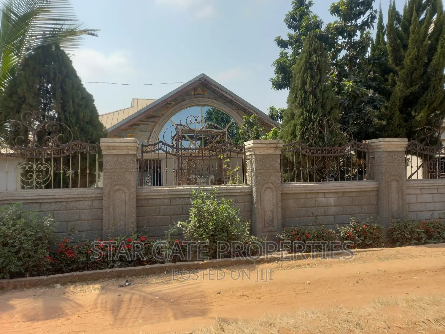 8bdrm House in Kenyasi Abrem, Kumasi Metropolitan for sale