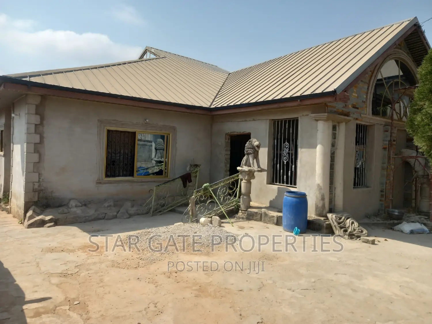 8bdrm House in Kenyasi Abrem, Kumasi Metropolitan for sale
