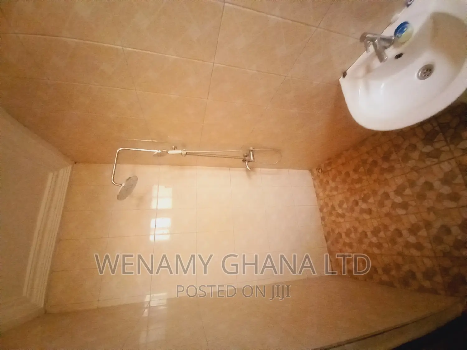 2bdrm Apartment in Community 25, Tema Metropolitan for rent