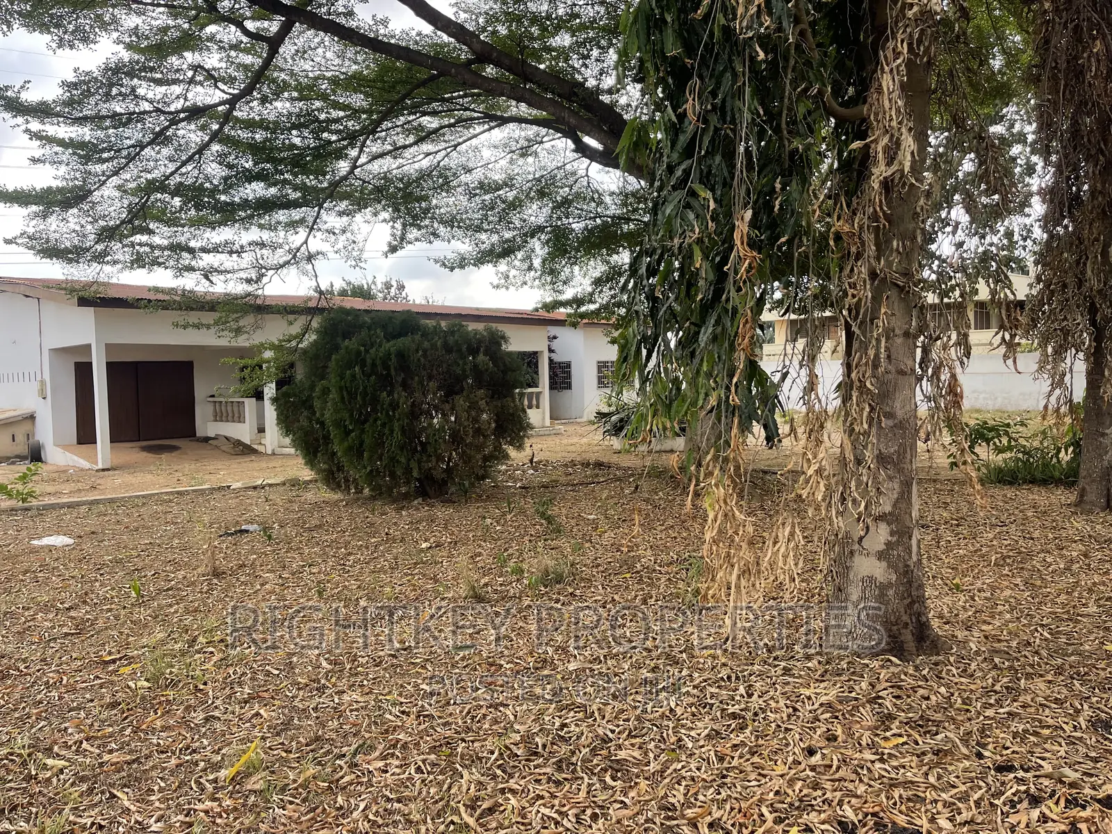 6bdrm Farm House in Ahodwo, Kumasi Metropolitan for sale