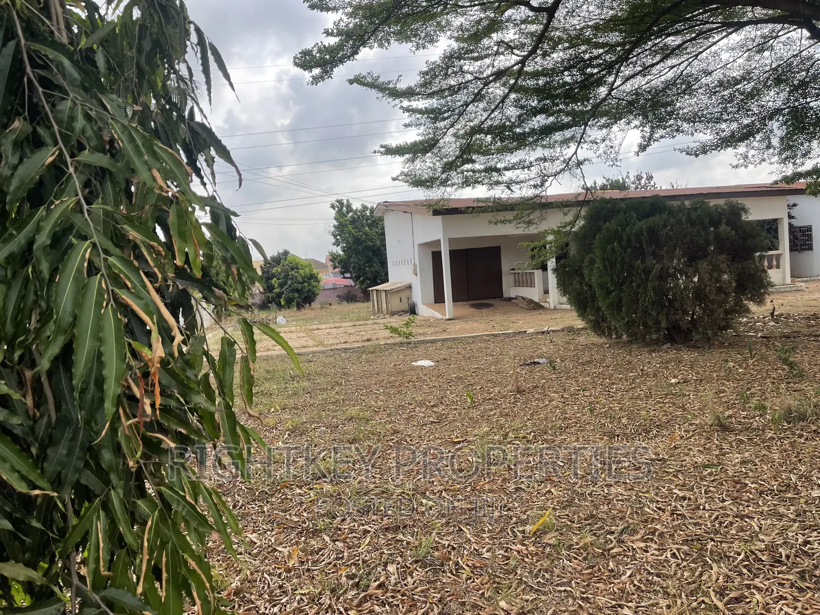 6bdrm Farm House in Ahodwo, Kumasi Metropolitan for sale