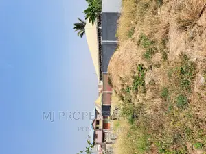 1 Plot at Tema Community 25
