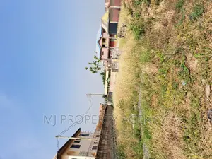 1 Plot at Tema Community 25