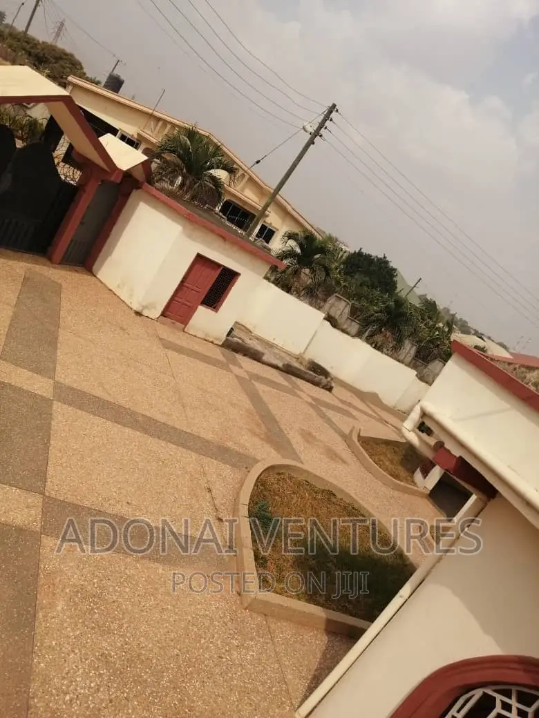 8bdrm House in Kotei Deduako, Kumasi Metropolitan for sale