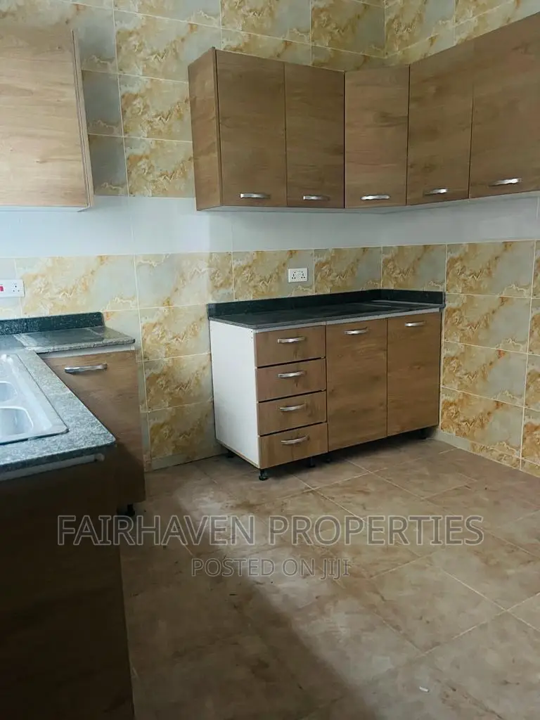 3bdrm House in 18, Spintex for sale