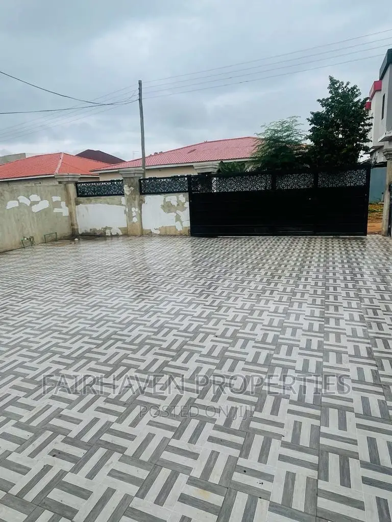 3bdrm House in 18, Spintex for sale