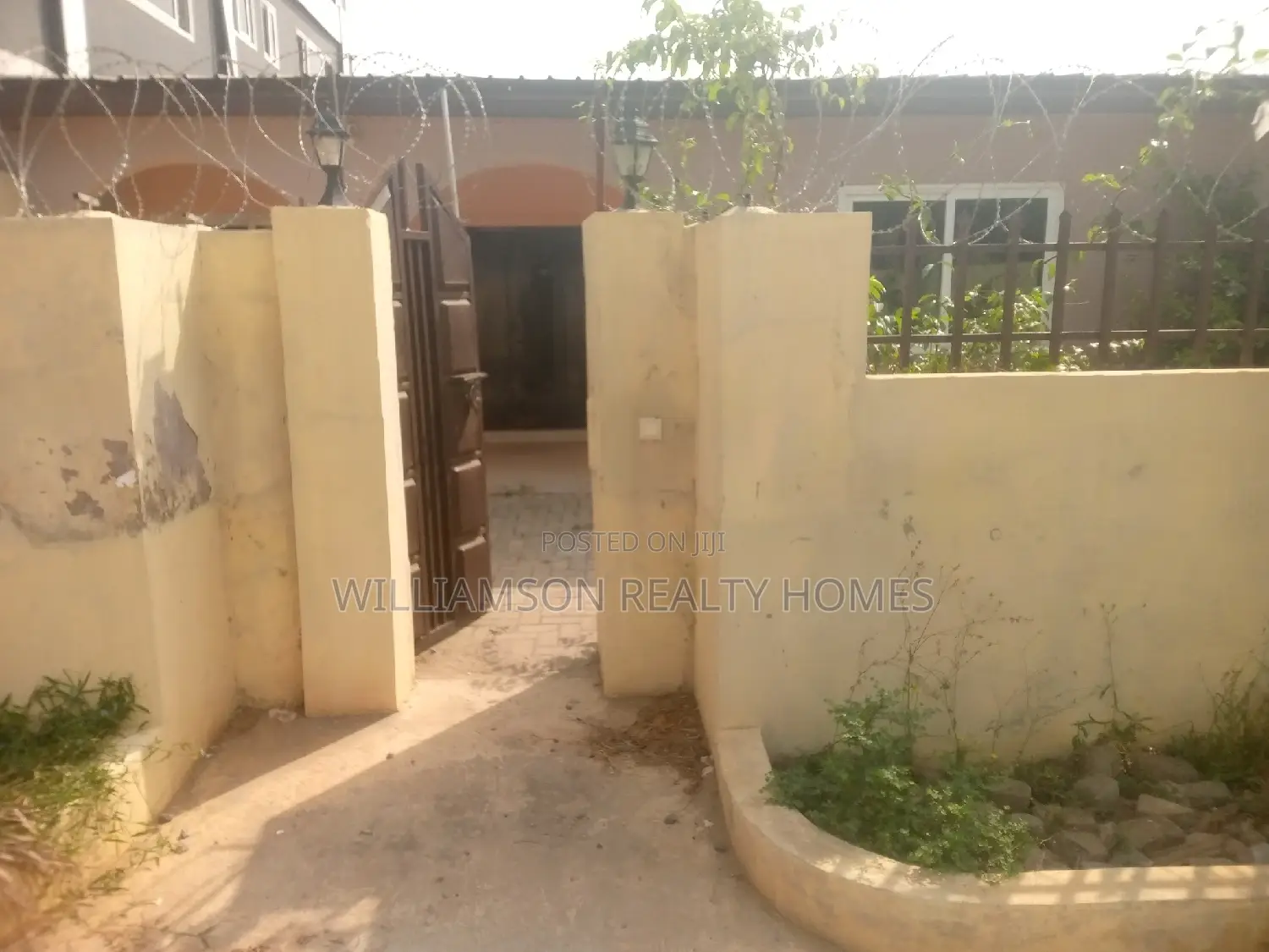 Commercial 2bedrms Detached Selfcompound Hse4rent,Spintex
