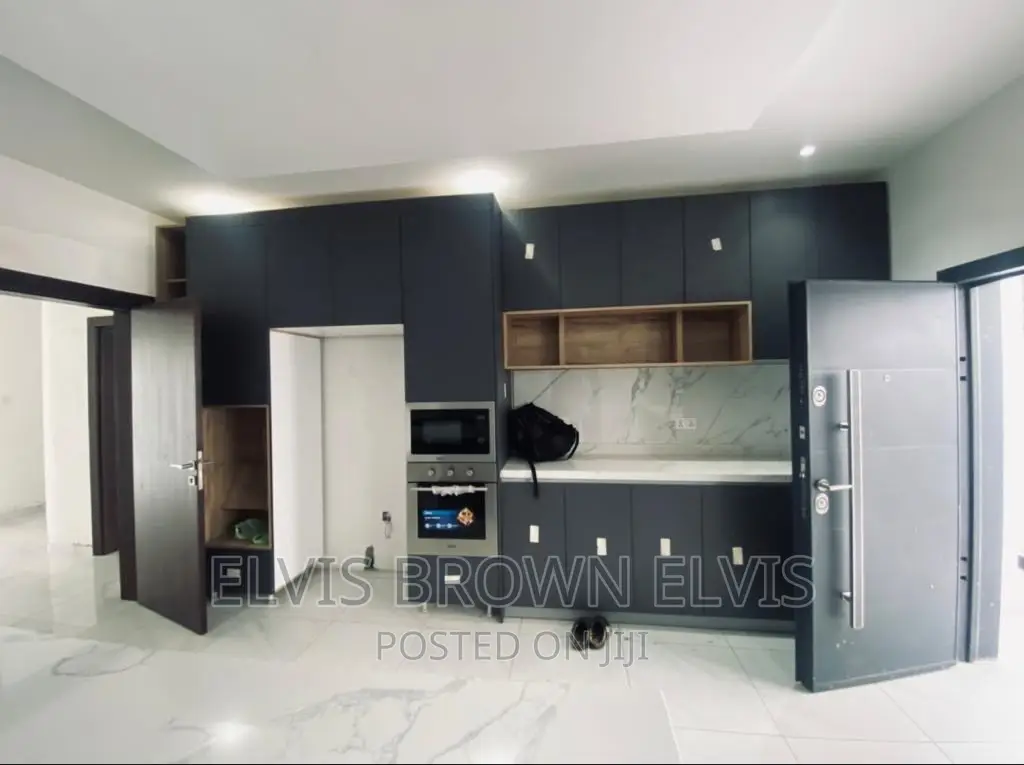 6bdrm Mansion in East Legon American for sale