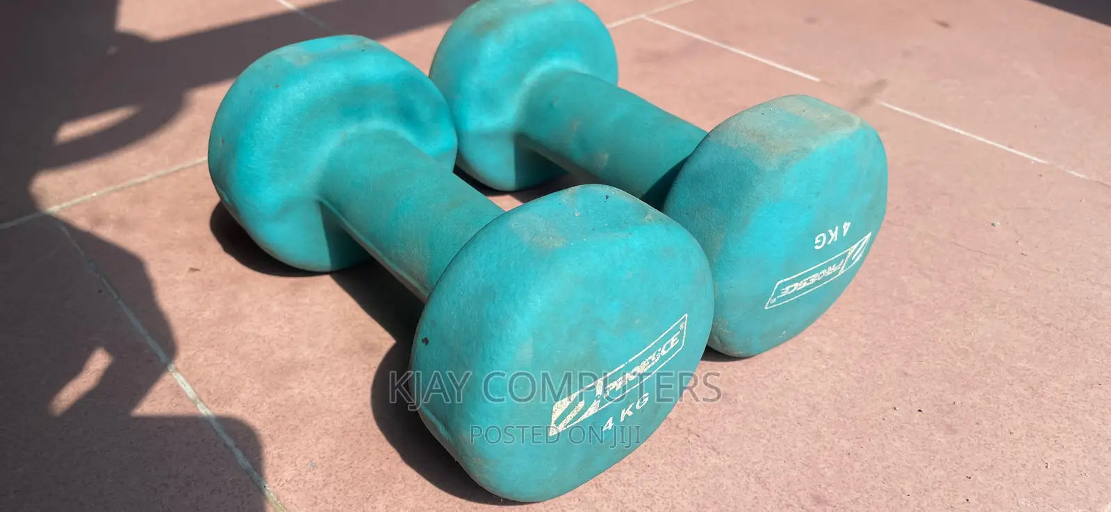 A Pair of 4kg Rubber Dumbbells