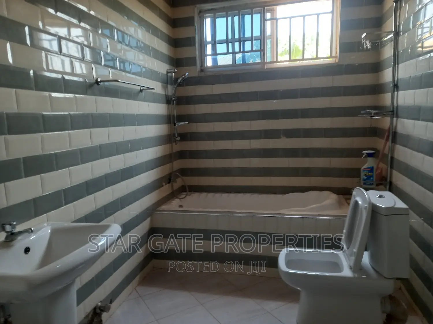 5bdrm House in Pakyi No 2, On, Kumasi Metropolitan for sale