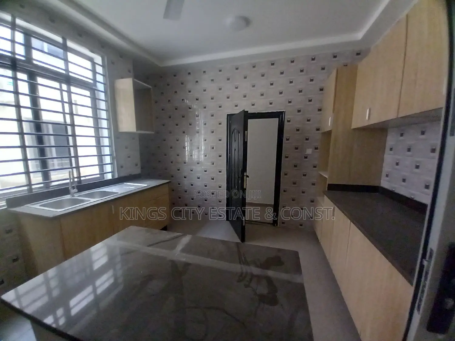 6bdrm Duplex in Acp-Estate, Achimota for sale