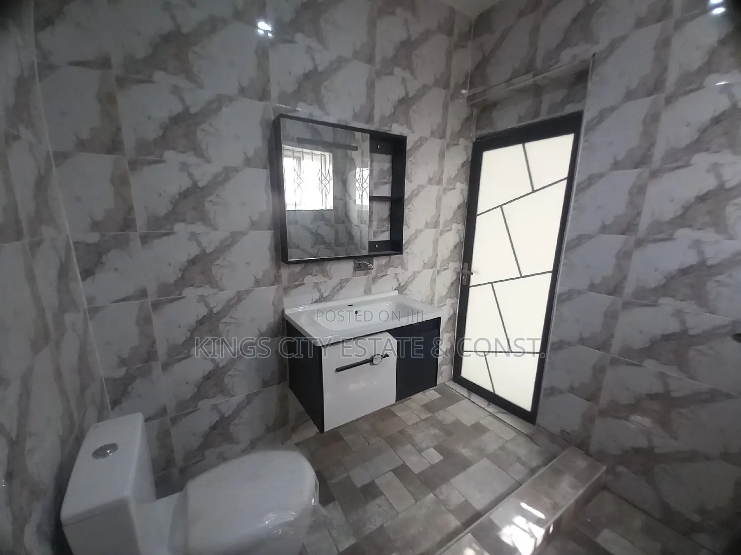 6bdrm Duplex in Acp-Estate, Achimota for sale