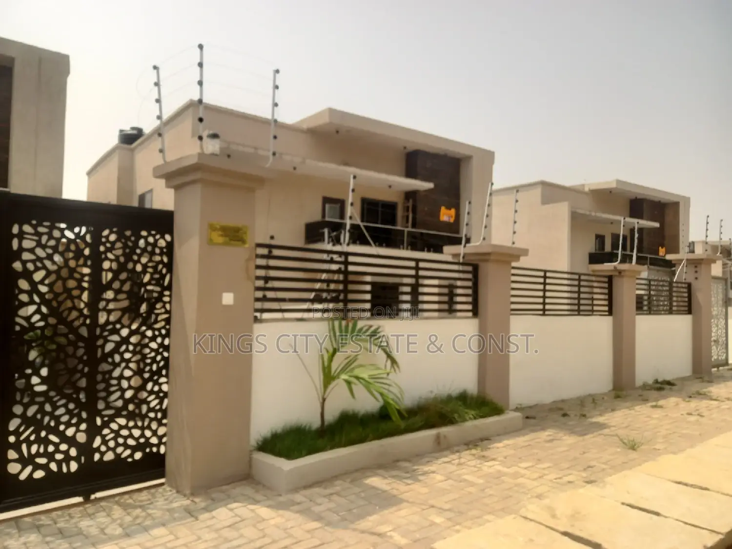 6bdrm Duplex in Acp-Estate, Achimota for sale