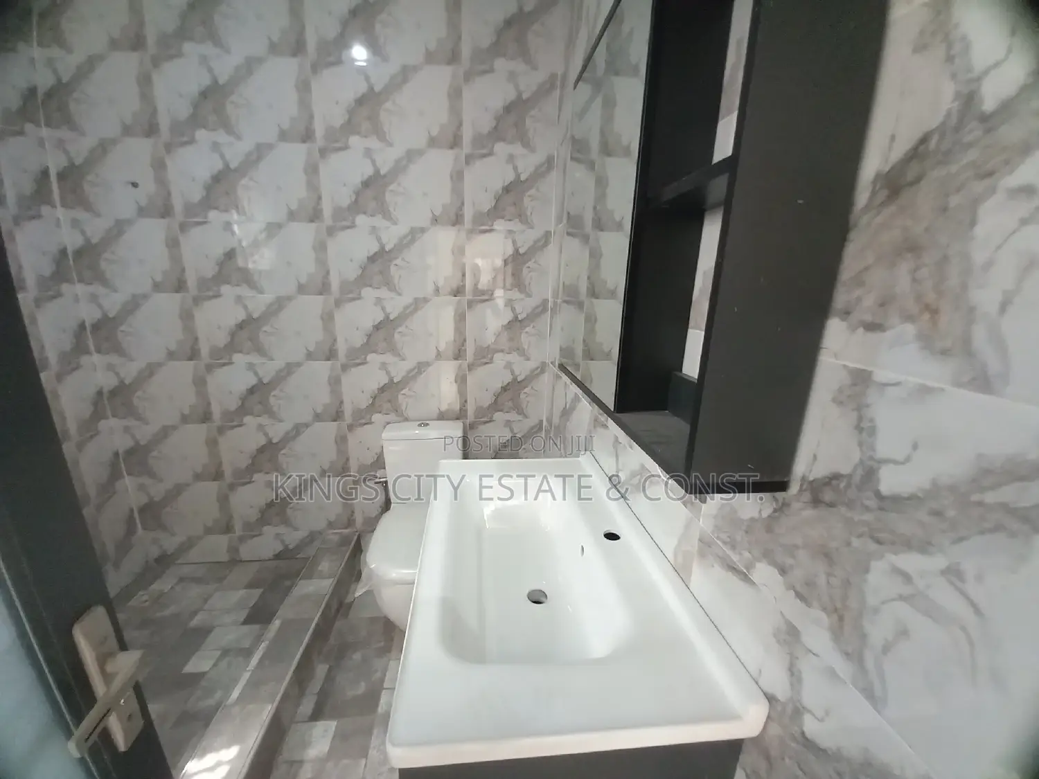 6bdrm Duplex in Acp-Estate, Achimota for sale