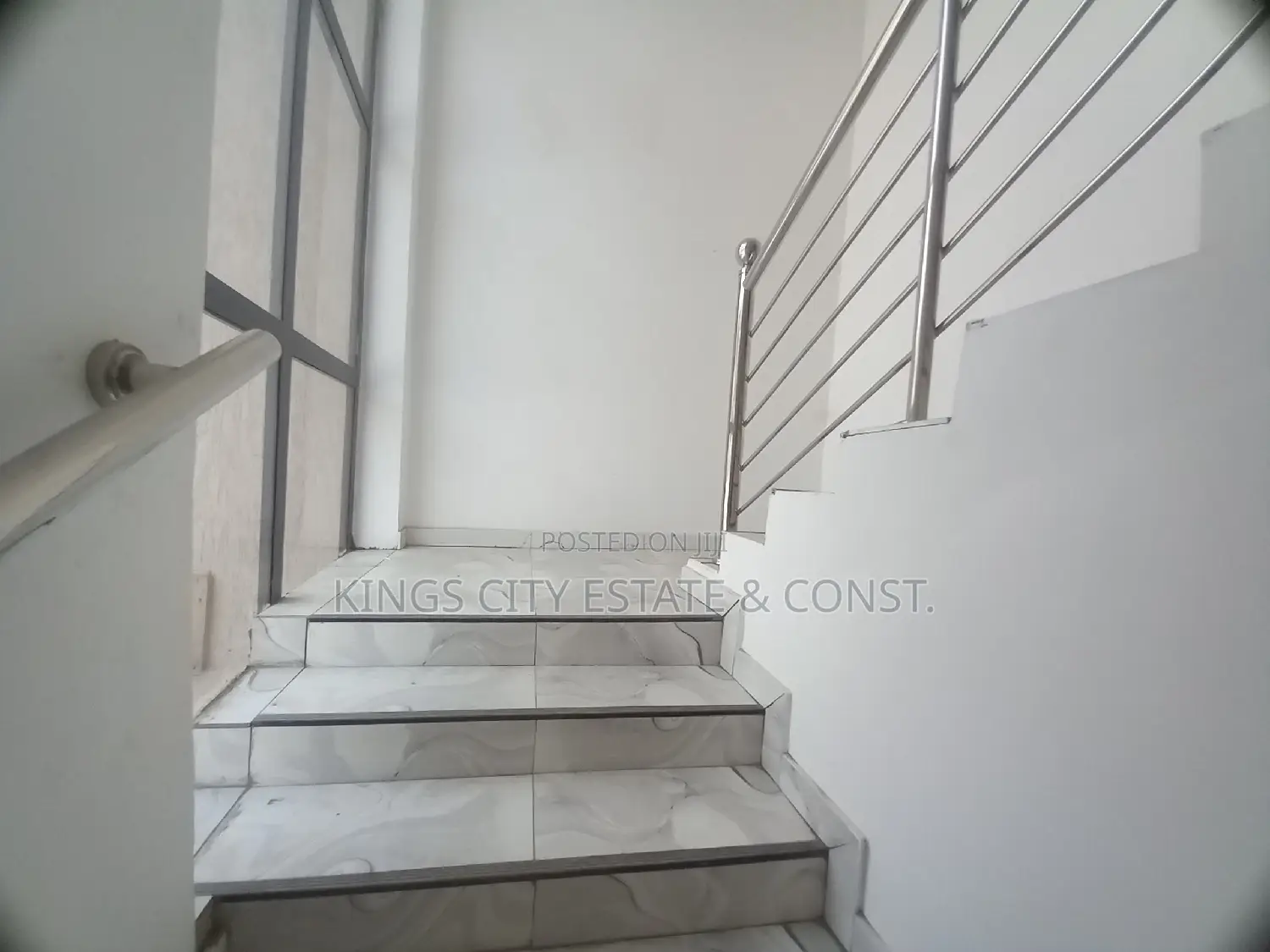 6bdrm Duplex in Acp-Estate, Achimota for sale