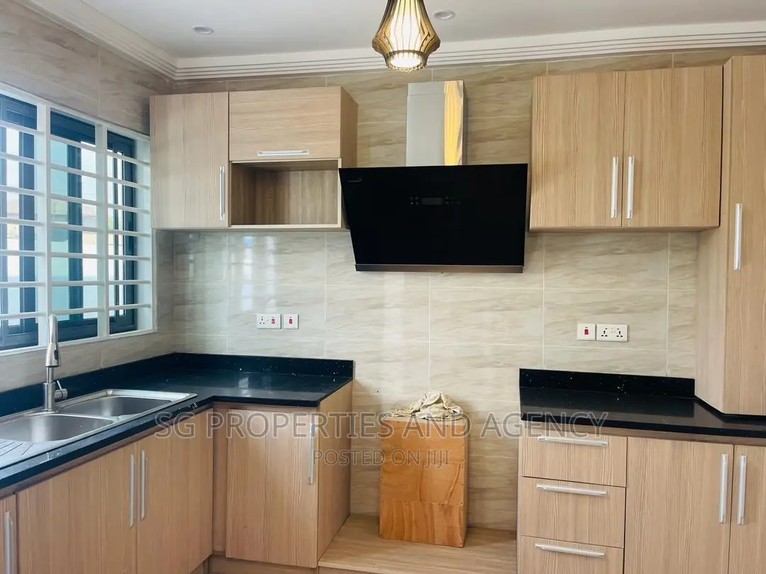 3bdrm House in Sakumono, Spintex for sale