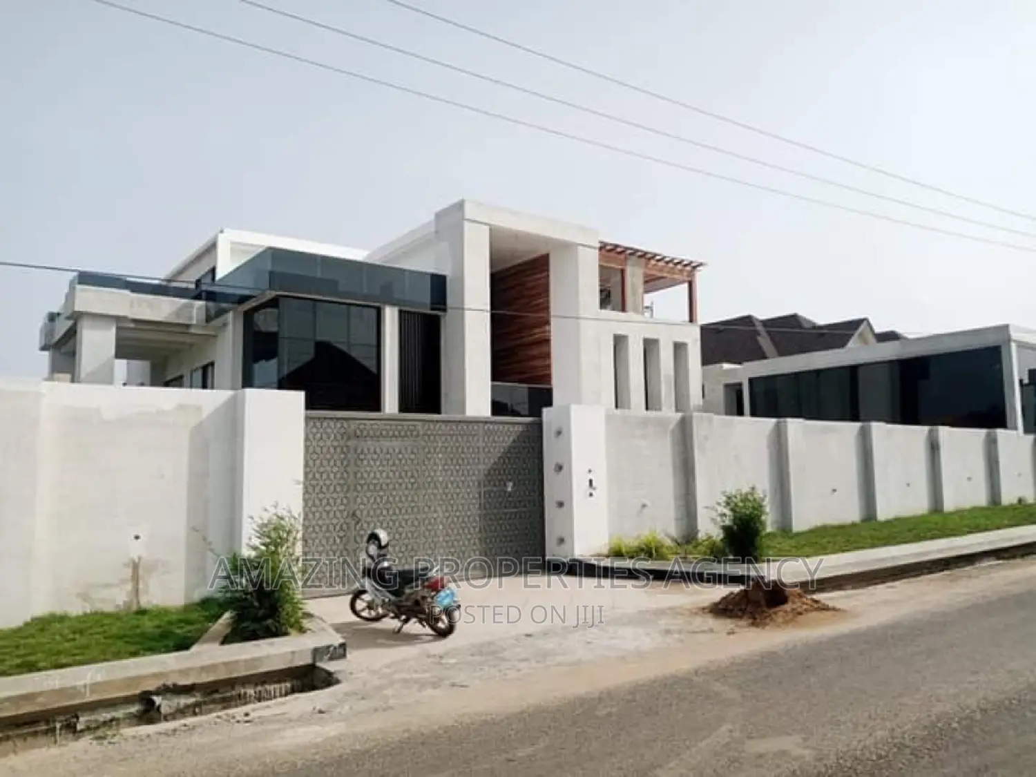 7bdrm Mansion in Adjiriganor for sale