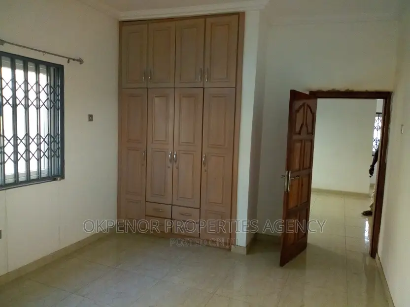 5bdrm House in Com25, Tema Metropolitan for rent