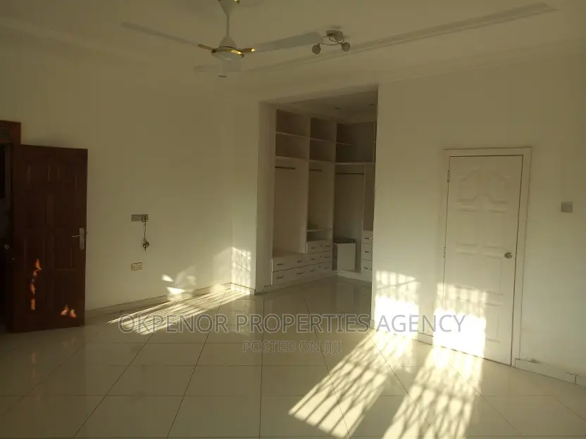 5bdrm House in Com25, Tema Metropolitan for rent