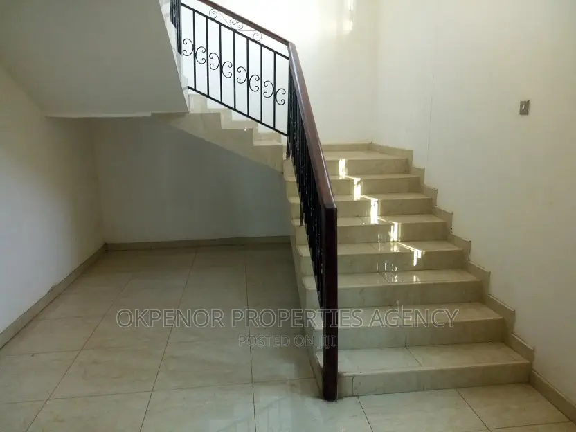 5bdrm House in Com25, Tema Metropolitan for rent