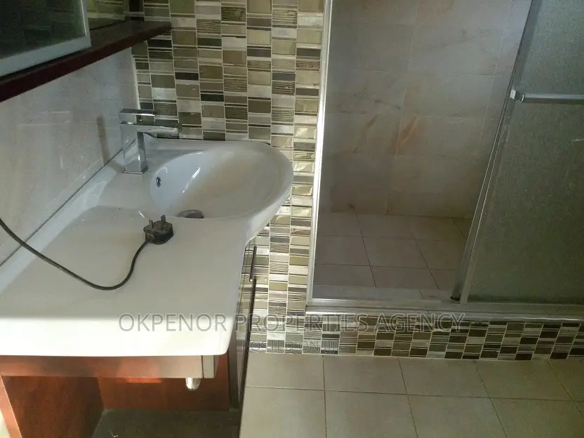 5bdrm House in Com25, Tema Metropolitan for rent