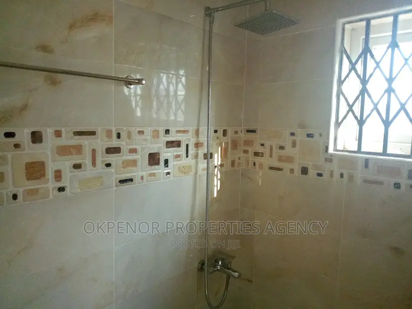 5bdrm House in Com25, Tema Metropolitan for rent
