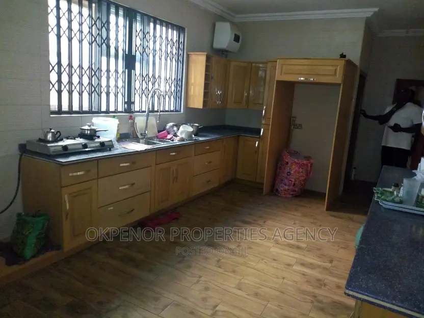 5bdrm House in Com25, Tema Metropolitan for rent
