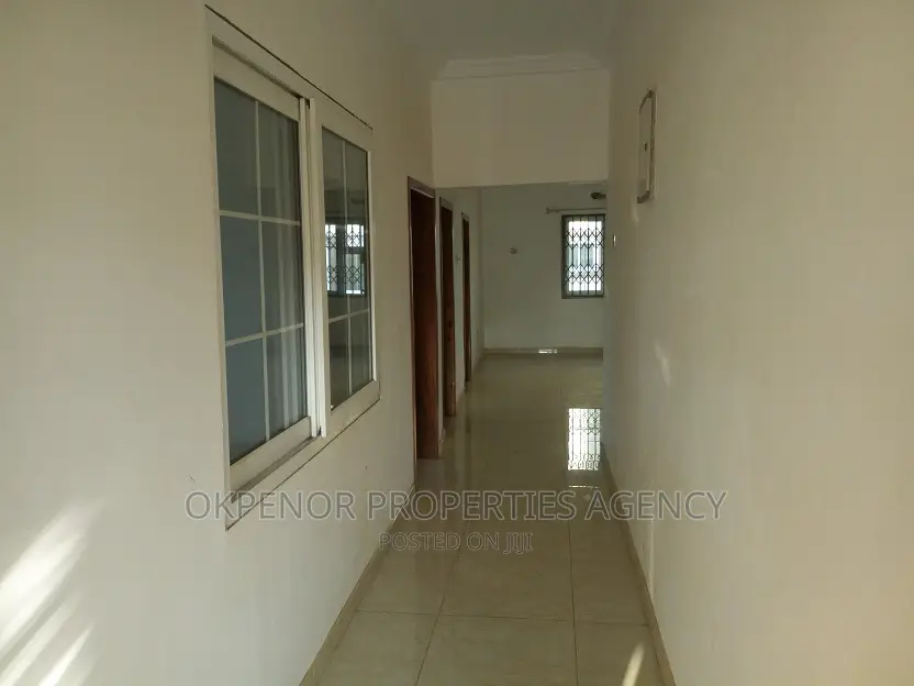 5bdrm House in Com25, Tema Metropolitan for rent