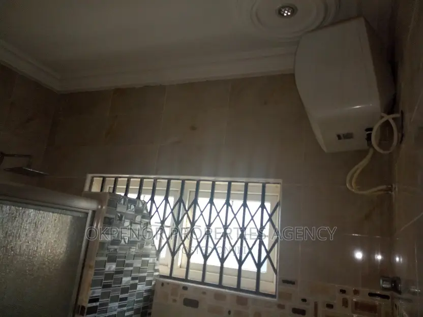 5bdrm House in Com25, Tema Metropolitan for rent