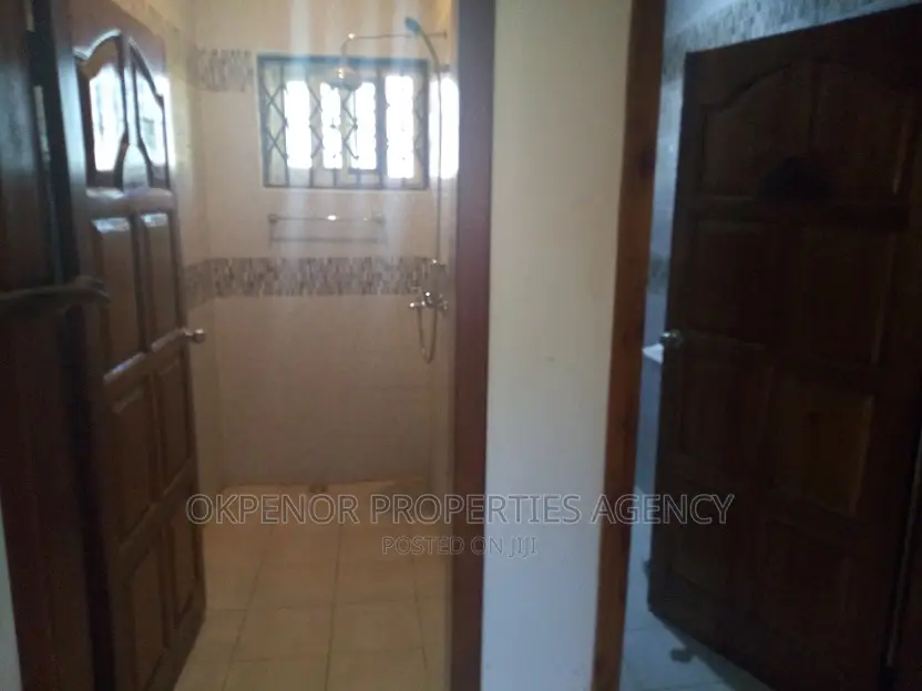 5bdrm House in Com25, Tema Metropolitan for rent