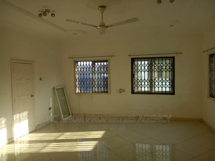 5bdrm House in Com25, Tema Metropolitan for rent