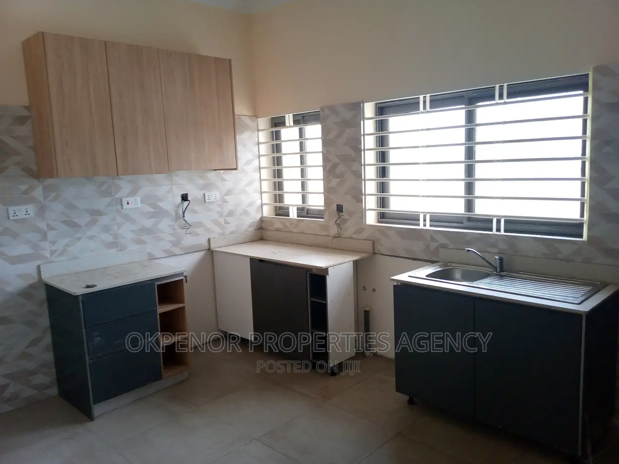 4bdrm House in Comm25, Tema Metropolitan for sale