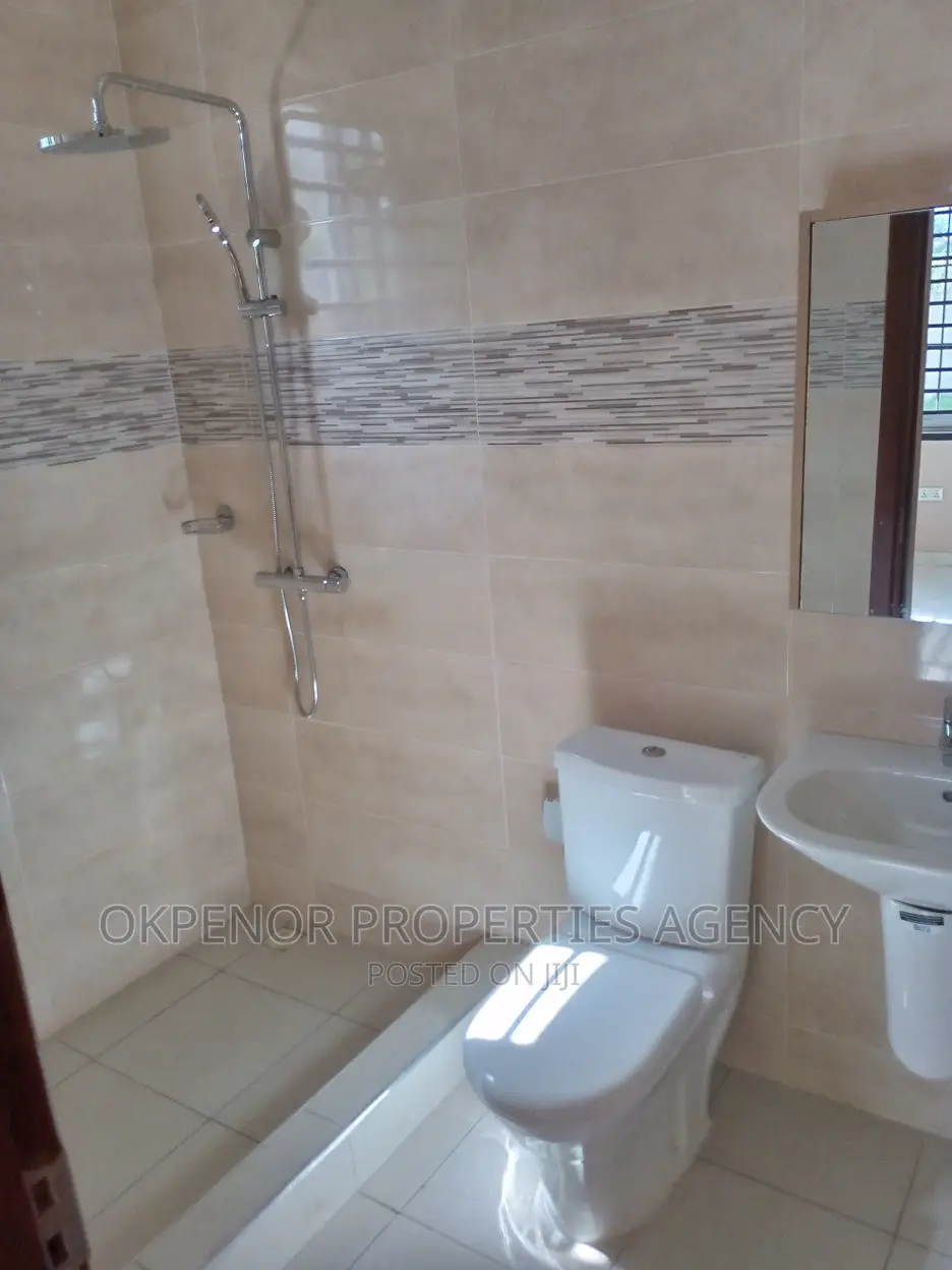 5bdrm House in Devtraco Estate, Tema Metropolitan for sale