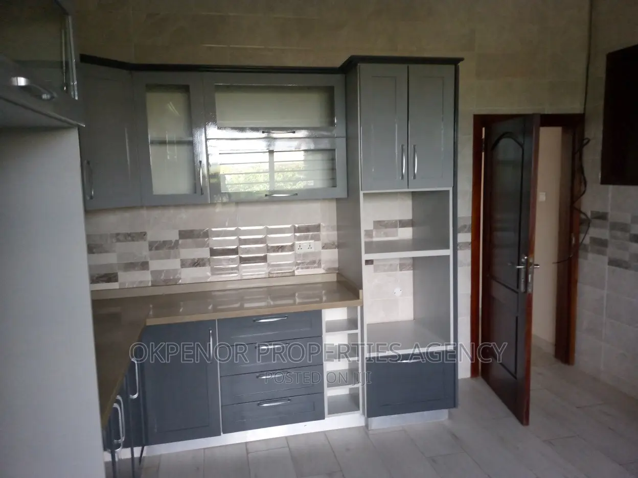 5bdrm House in Devtraco Estate, Tema Metropolitan for sale