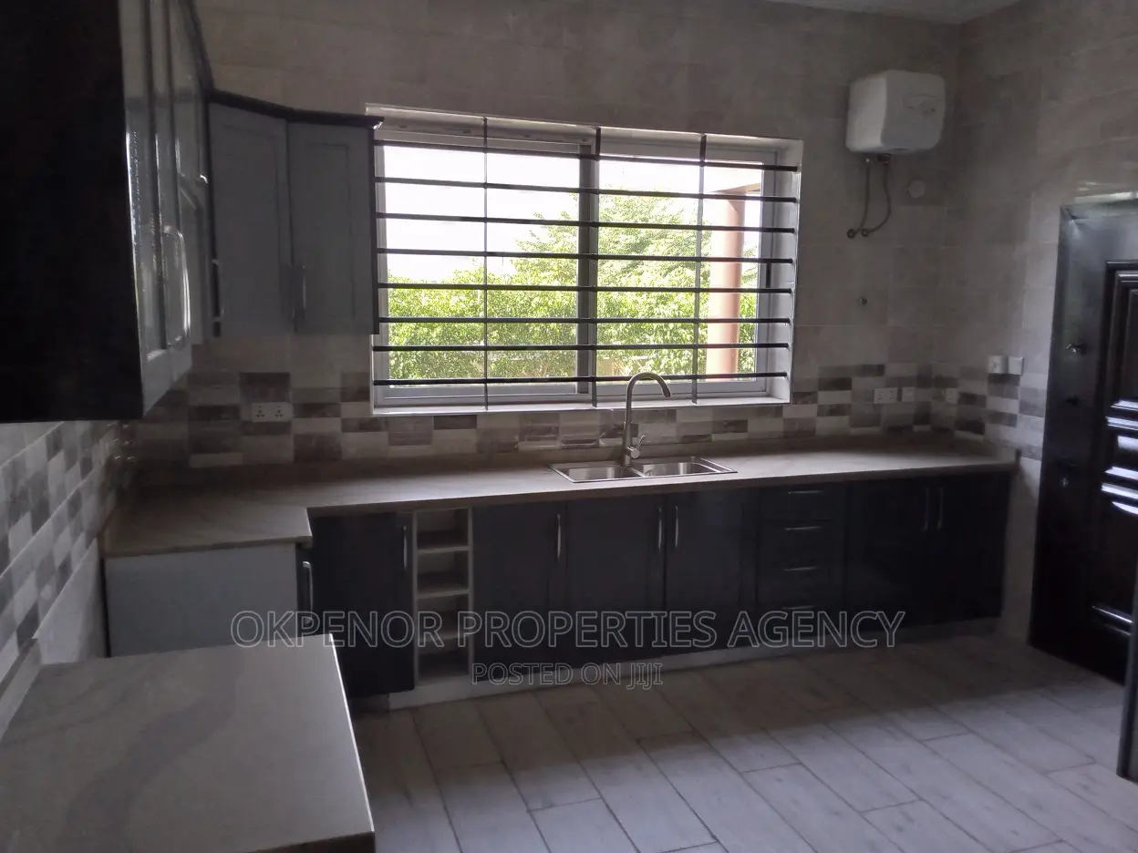 5bdrm House in Devtraco Estate, Tema Metropolitan for sale