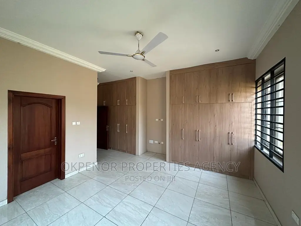 5bdrm House in Devtraco Estate, Tema Metropolitan for sale