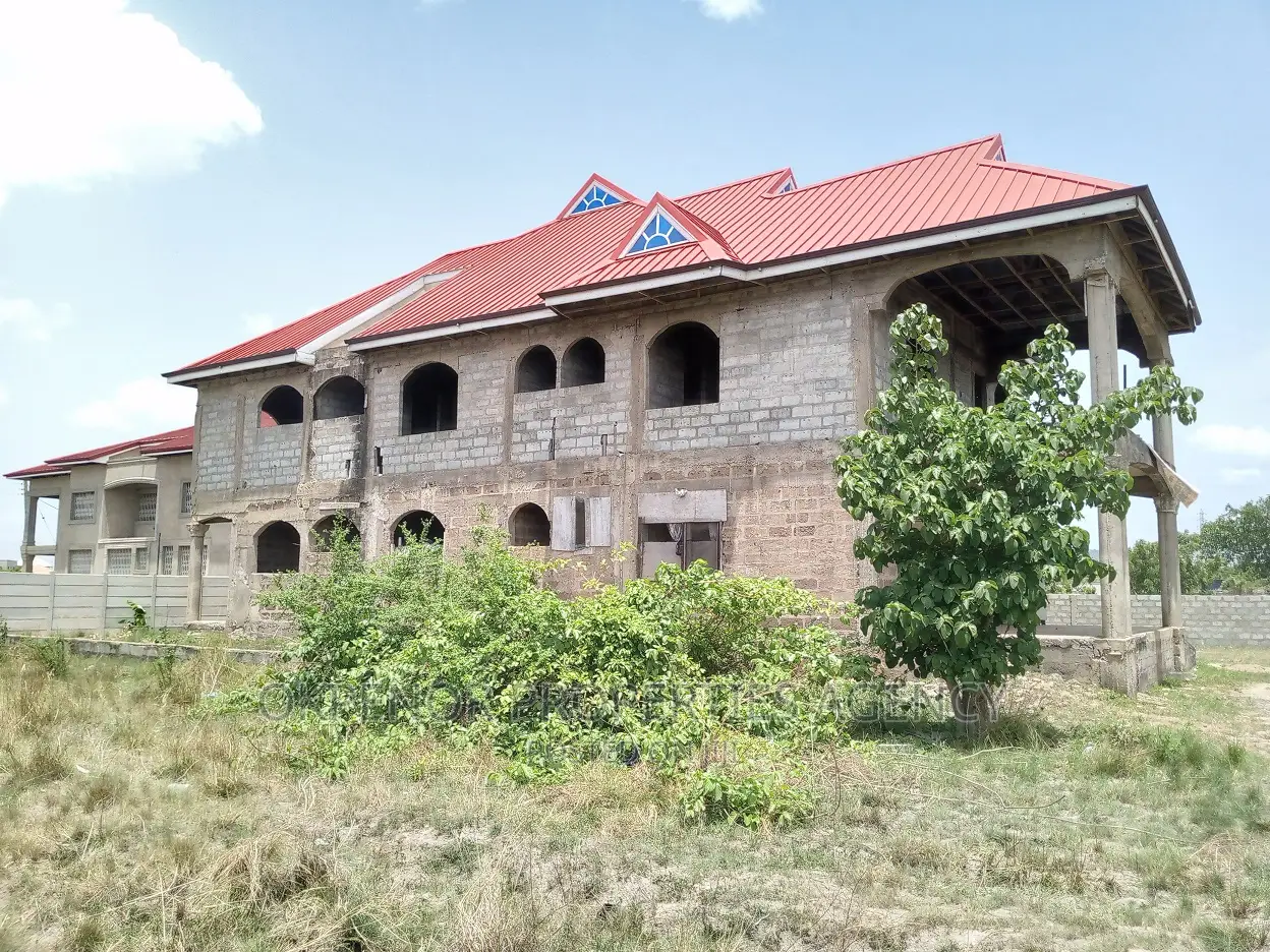 7bdrm House in Oyibi, Tema Metropolitan for sale