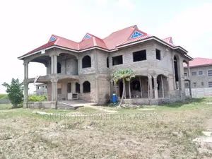 7bdrm House in Oyibi, Tema Metropolitan for sale