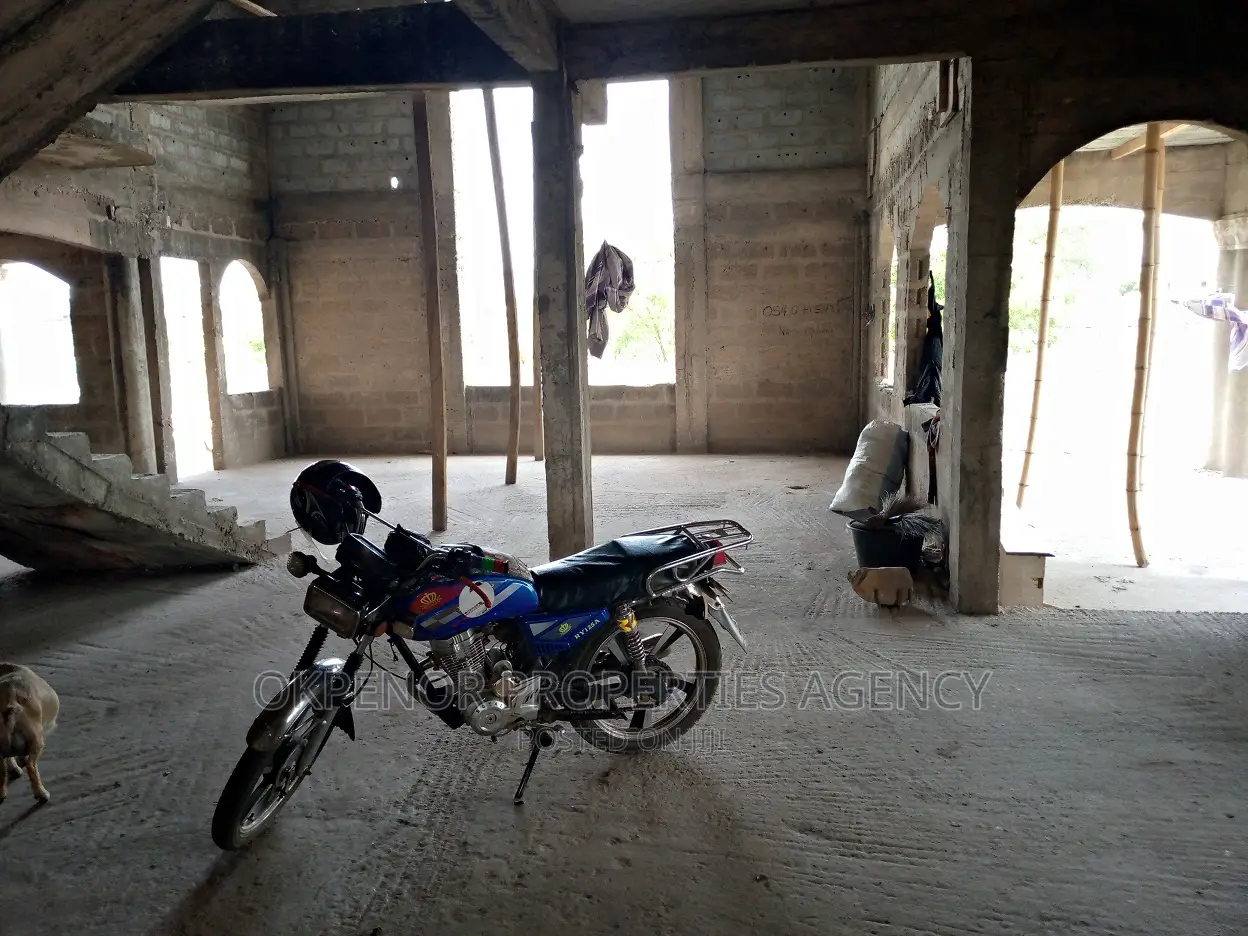 7bdrm House in Oyibi, Tema Metropolitan for sale