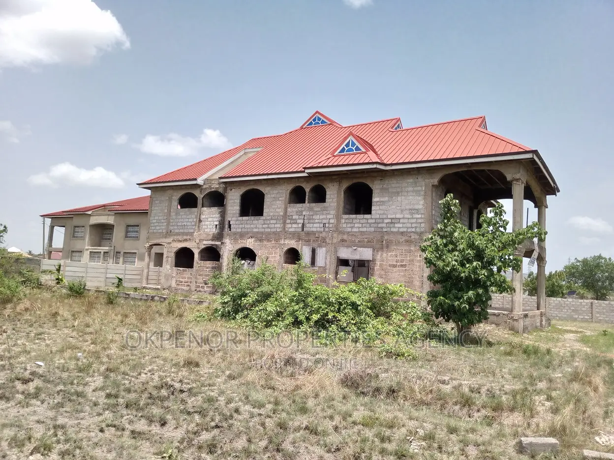 7bdrm House in Oyibi, Tema Metropolitan for sale