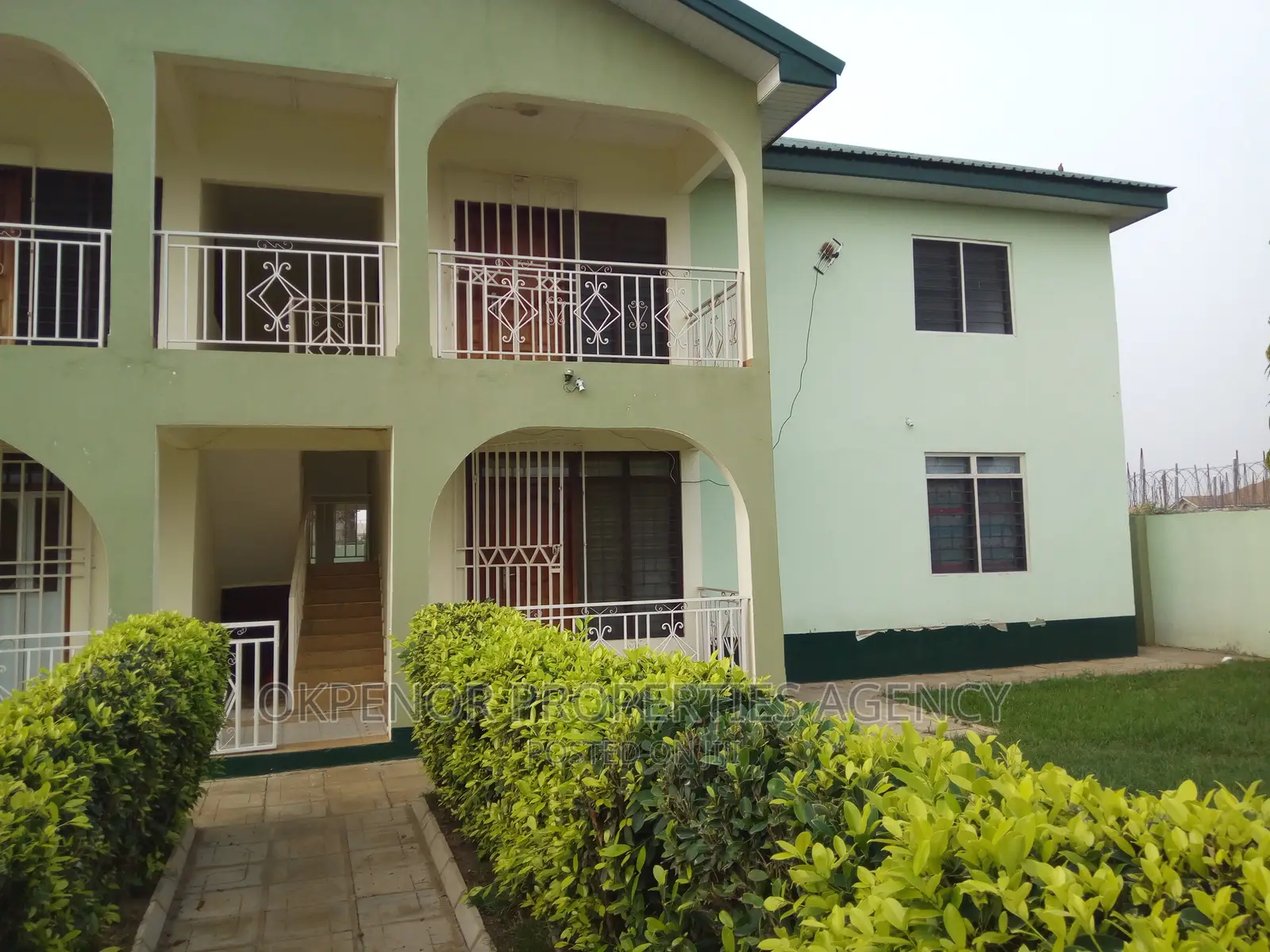 8bdrm Mansion in Com25 Annex, Tema Metropolitan for sale