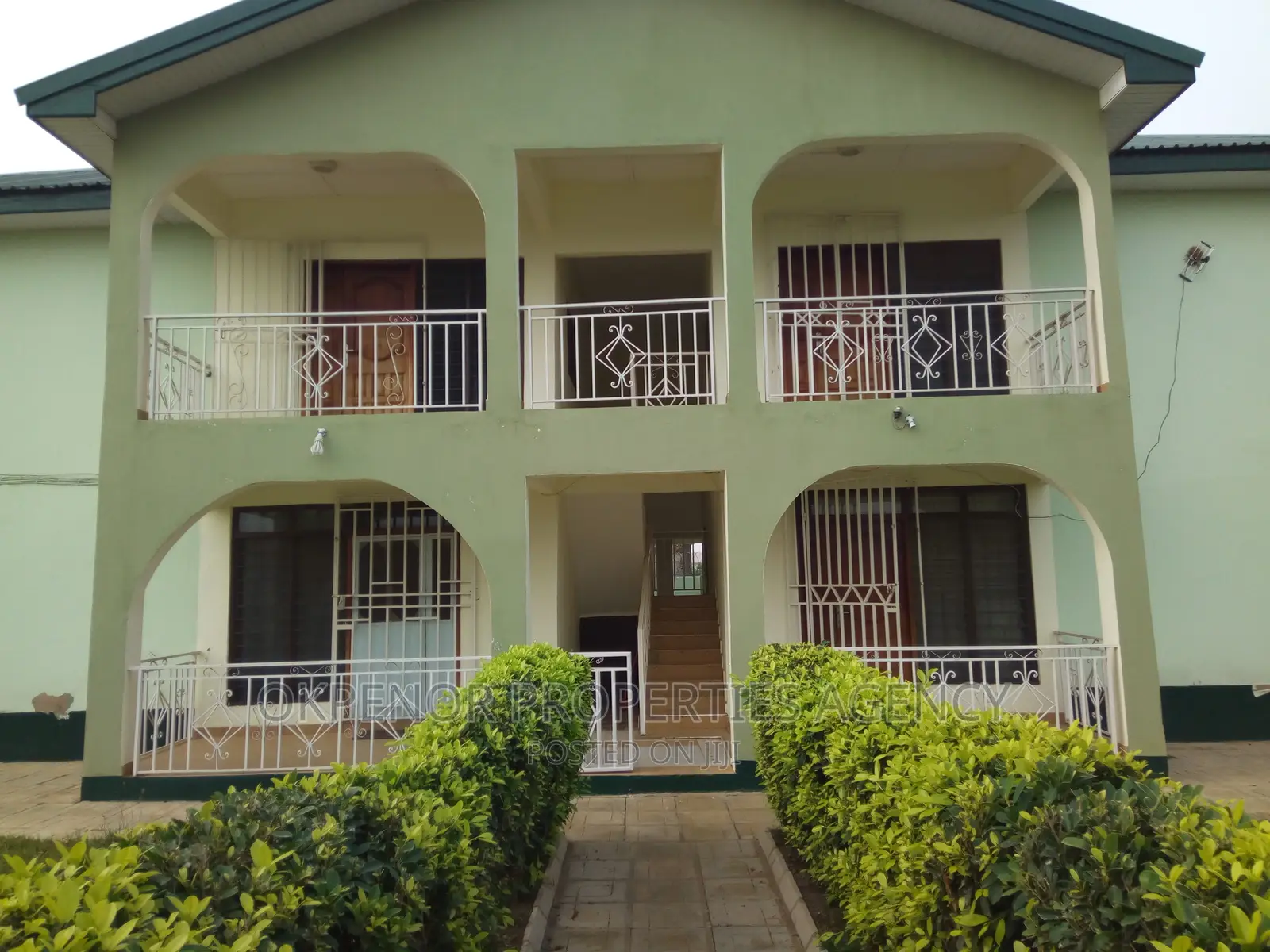 8bdrm Mansion in Com25 Annex, Tema Metropolitan for sale