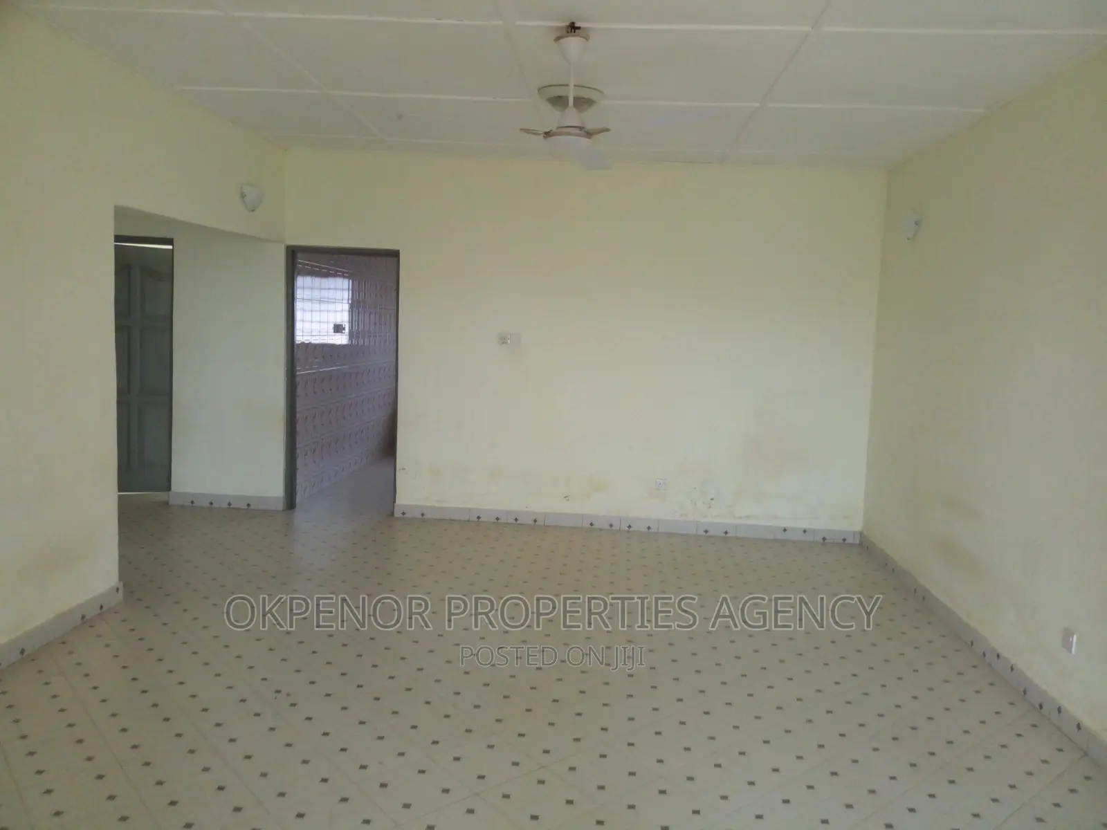 8bdrm Mansion in Com25 Annex, Tema Metropolitan for sale