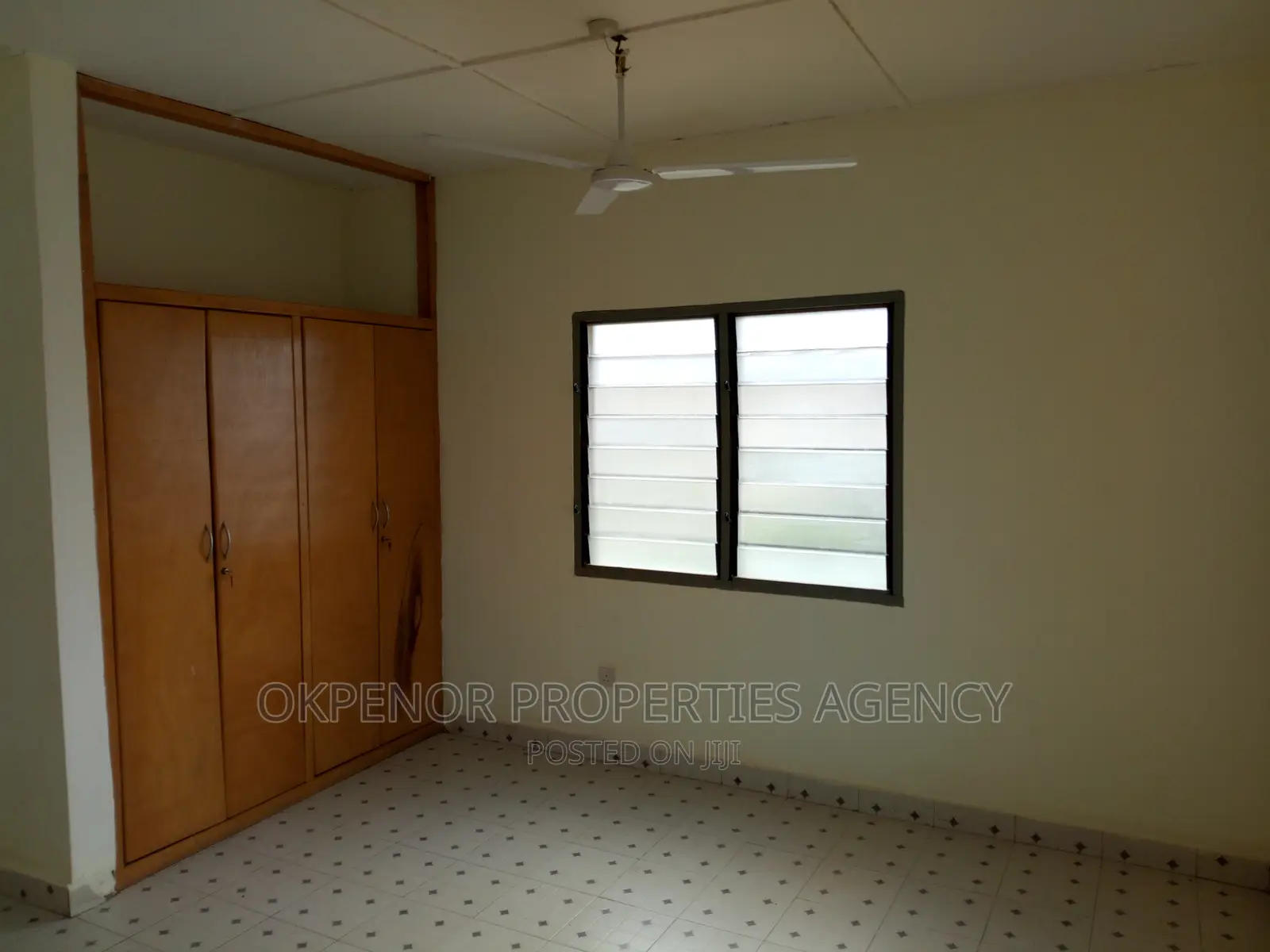 8bdrm Mansion in Com25 Annex, Tema Metropolitan for sale