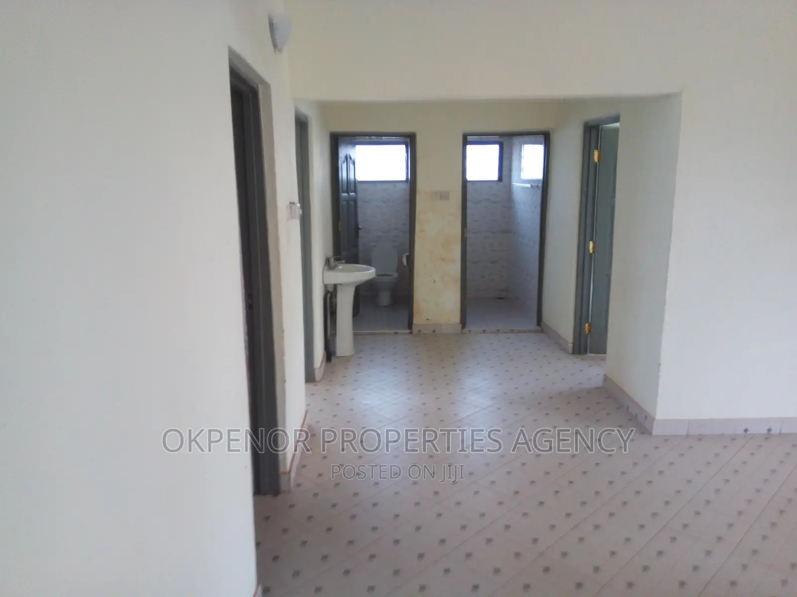 8bdrm Mansion in Com25 Annex, Tema Metropolitan for sale