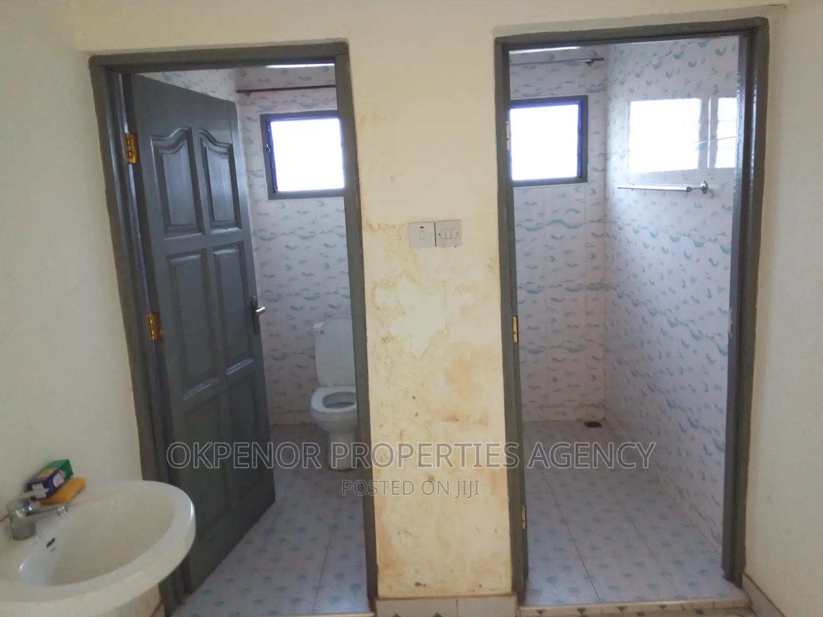8bdrm Mansion in Com25 Annex, Tema Metropolitan for sale